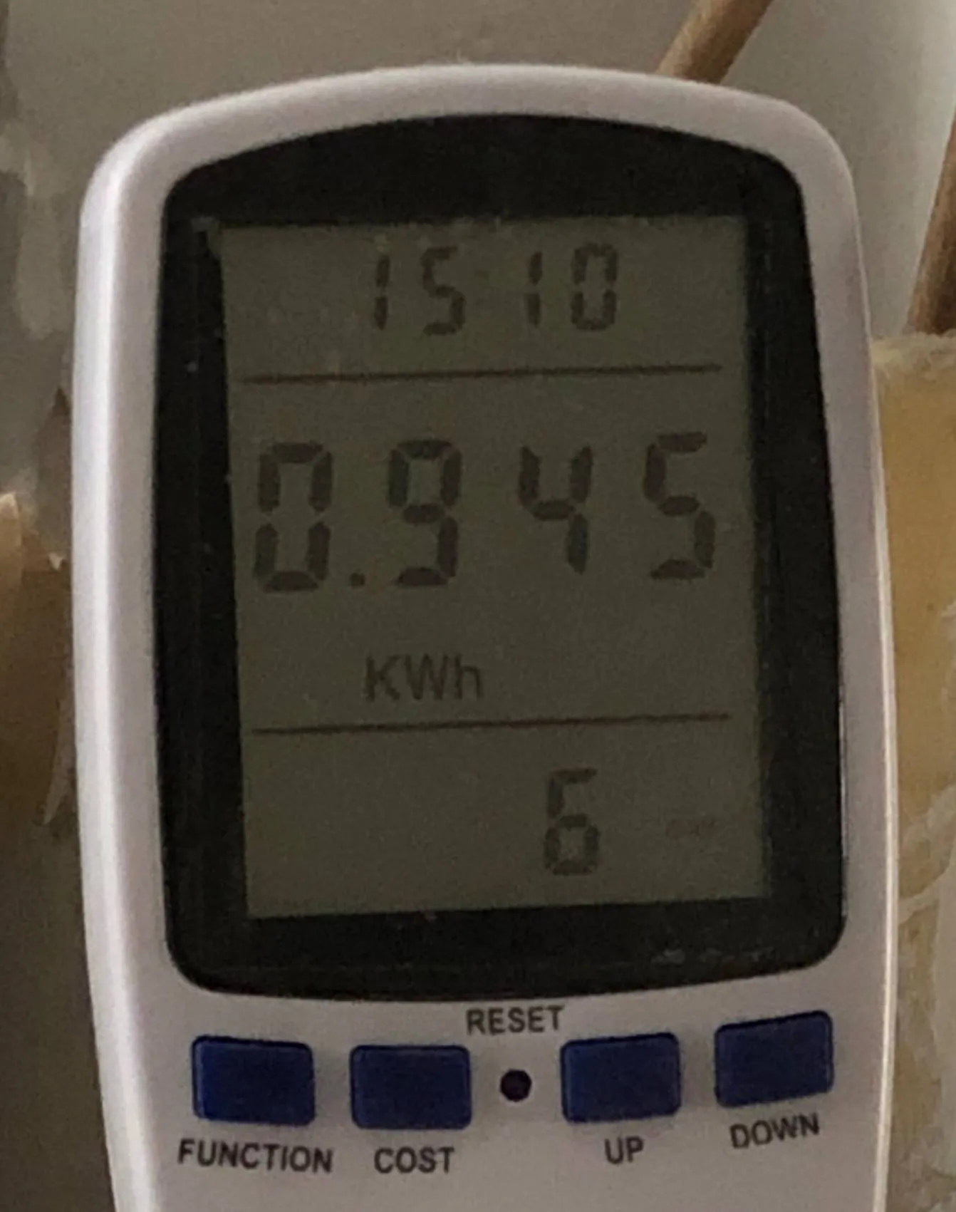 A power meter showing 0.945 KWh after 6 days 15 hours 10 minutes for the server (from empty battery).