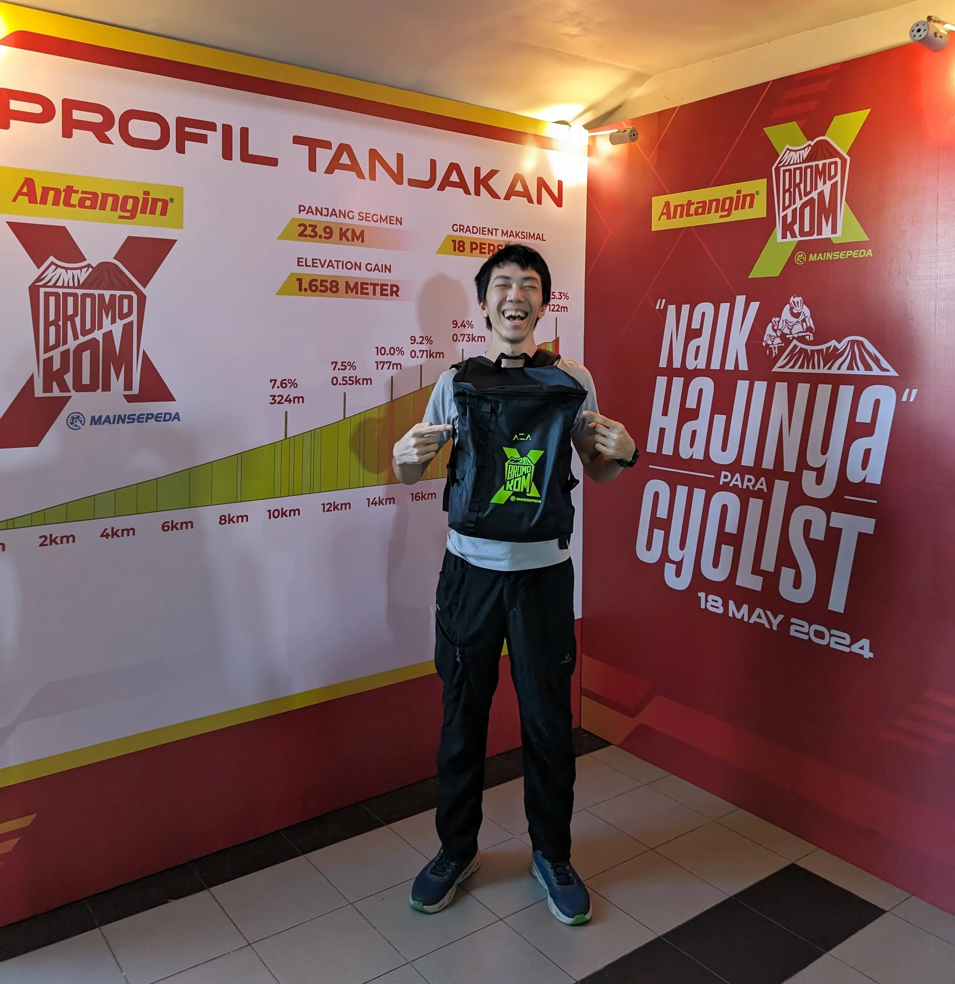 Commemorative photo with the race pack. Later on we jokingly said the only thing special about Bromo KOM X is the race pack. Usually it's just a pouch, but this year it's an actual backpack.